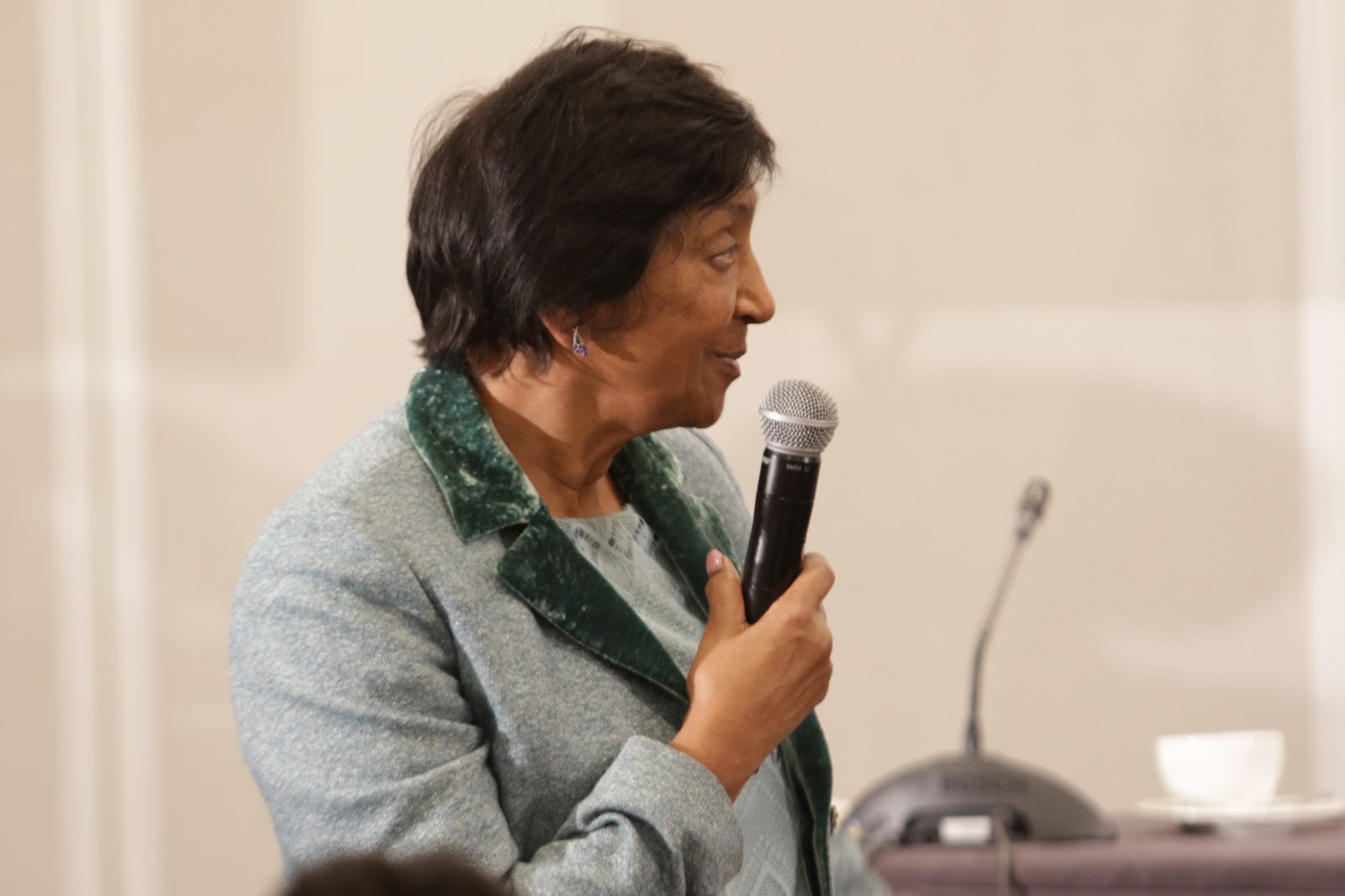 Navi Pillay pilku švarku žaliu apykakle kalba į mikrofoną